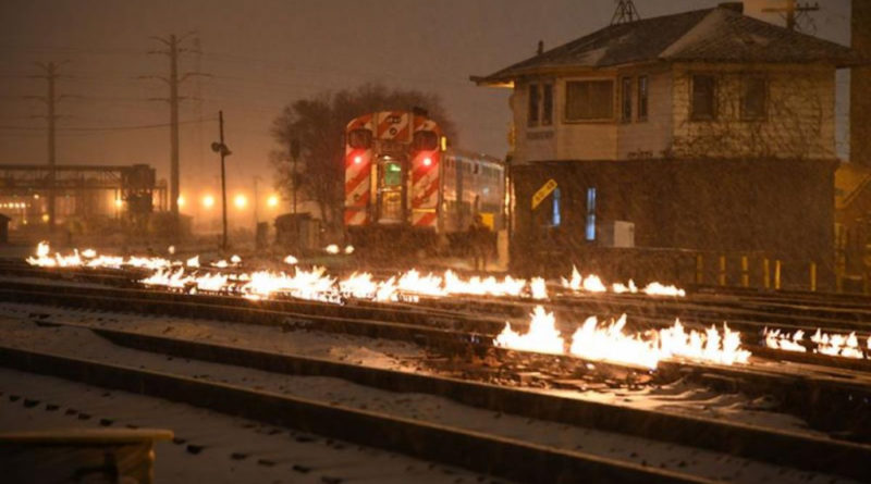 Κακοκαιρία: Στο Σικάγο ανάβουν φωτιές στις ράγες των τρένων όταν χιονίζει